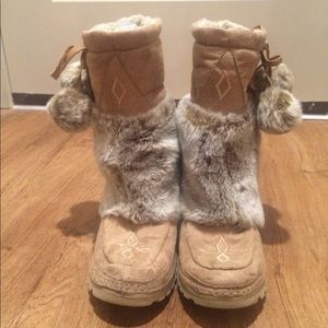 CUTE FURRY BOOTS (7.5)